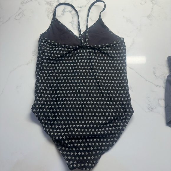 Old Navy size (8) M one-piece bathing suit - Picture 2 of 4